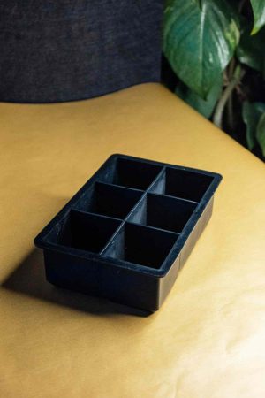 Premium silicone tray for making perfectly shaped gelo cubes, durable and easy to use - enhance your beverages with style!