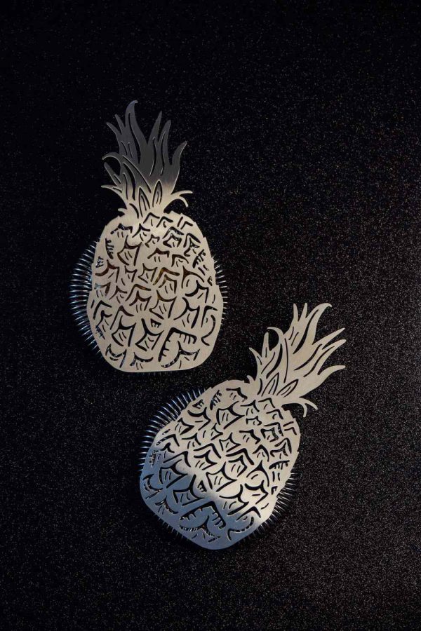 Stylish silver pineapple strainer, perfect for filtering cocktails and juices. Add a touch of sophistication to your kitchen collection.