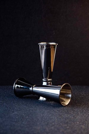 Stylish Jug 30/60 Glossy Black - Elegant and modern design for your kitchen, perfect for pouring drinks. Buy online now!