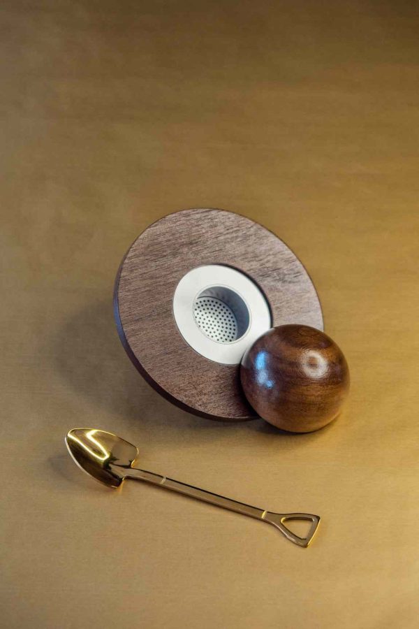 Elevate your mixology game with the Cocktail Smoker Kit (without firewood) - the perfect accessory for adding a smoky twist to your drinks!