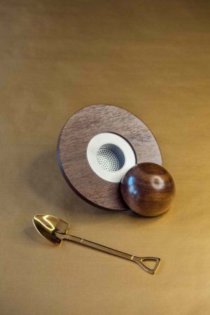 Elevate your cocktail game with this sophisticated Smoker Kit (firewood not included) - the perfect accessory for crafting tantalizing libations.