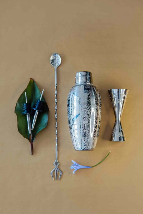 Elevate your home bar with the Carven Bar Kit - the ultimate bartending set for cocktail enthusiasts. Perfect for mixology lovers!