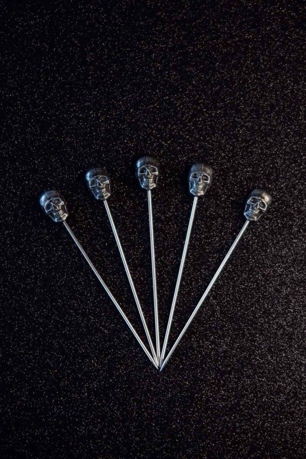 Premium black caveira cocktail sticks for elegant drink presentations, ideal for parties and events, stylish bar accessories.