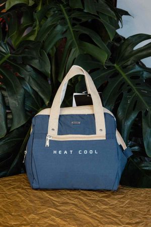 Stay cool on the go with our dark blue insulated cooler bag - perfect for picnics and outdoor adventures. Get yours today!