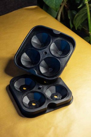 Enhance your drinks with the sparkling Diamond silicone ice tray - perfect for cocktails and beverages. Order now for premium quality!